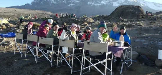 popote-africa-adventures-kilimanjaro-group-eating-lunch