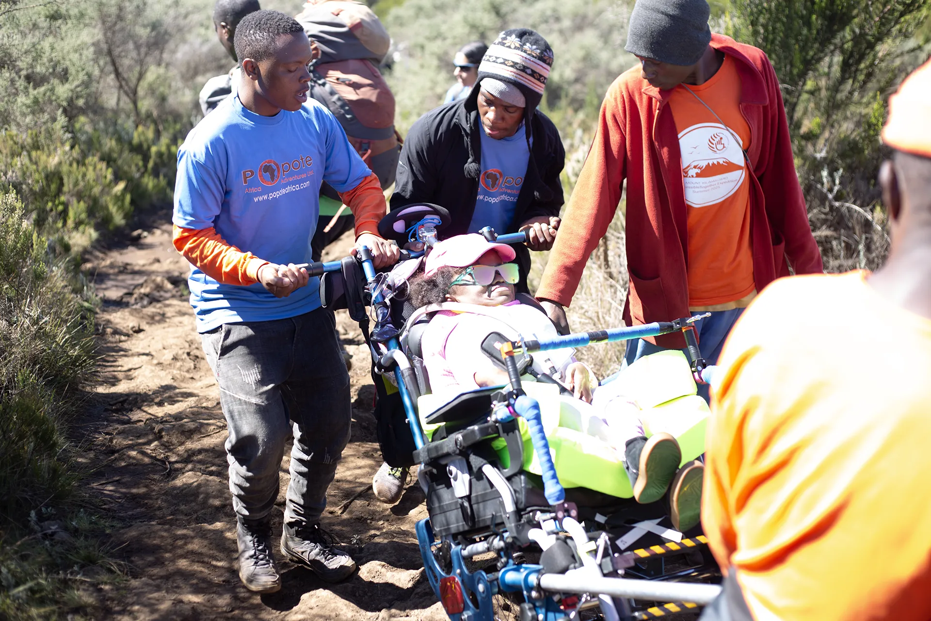 popote-africa-team-caring-for-disabled-lady